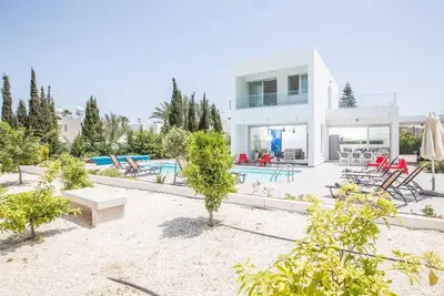 Image de Maison de vacances Paralimni pour 1 - 10 personnes avec 5 chambres à coucher - Maison de vacances