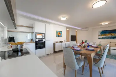 Image de Appartement de vacances Vantačići pour 1 - 6 personnes avec 3 chambres à coucher - Maison jumelée