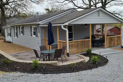 Image de Relax and Enjoy Our Beautiful Truman Lake Home, completely remodeled in 2021.