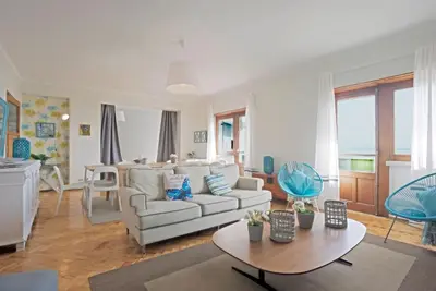 Image de Appartement de vacances pour 19 personnes  + 1 enfant env. 214 qmà Lisbonne, Região de Lisboa (Côte de Lisbonne)
