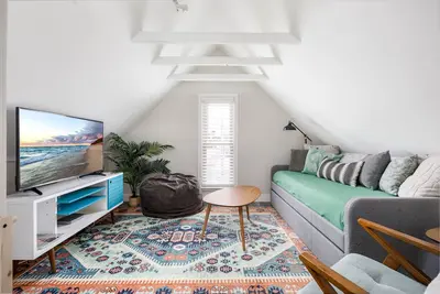 Image de Modern Mid-Century | Downtown | Ac | Walkable |