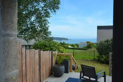 Image de Maison vue mer avec jardin clos.