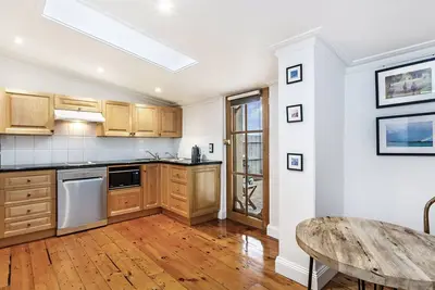 Image de Curragh Cottage is one of two quaint historic one bedroom cottages in Port Fairy