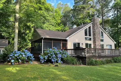 Image de Enjoy a cozy winter stay at Sunrise Point. Private & peaceful waterfront cabin.