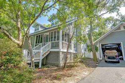 Image de New avail alert\nNo need for Bhi Club Coastal magic- pool & breezy palm trees.