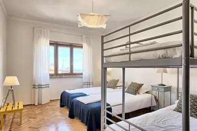 Image de Appartement de vacances pour 17 personnes  + 1 enfant env. 224 qmà Lisbonne, Região de Lisboa (Côte de Lisbonne)