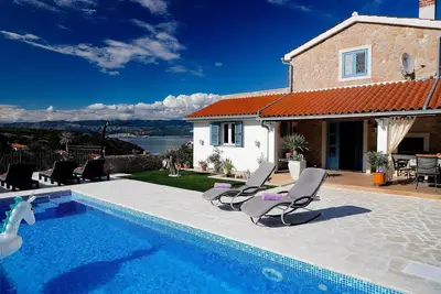 Image de Maison de vacances Vrbnik pour 1 - 7 personnes avec 2 chambres à coucher - Maison jumelée
