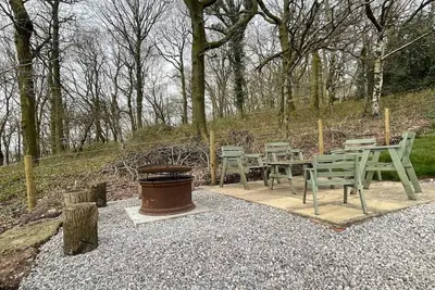 Image de Woodland annex with panoramic valley views.