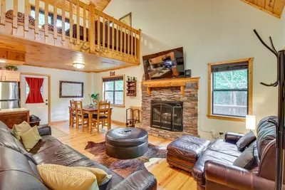 Image de Spacious Cabin w/ Furnished Deck + Hot Tub!