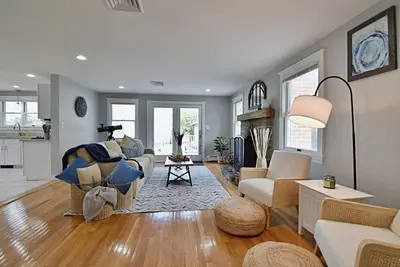 Image de Spacious, Comfy Colonial, minutes to Boston and highways
