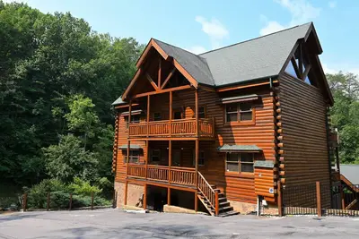 Image de 6br Huge Convenient Cabin with Theater & Hot Tub!