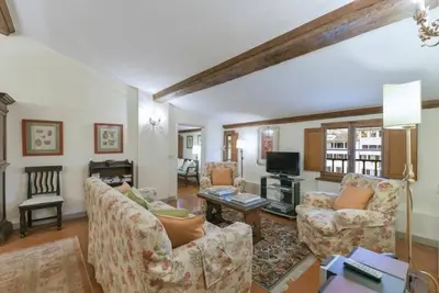 Image de Tosca, un appartement de 120 m², à quelques pas de la basilique de Santa Croce, à Florence.