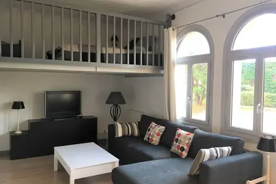 Image de Studio rénové près du centre et de la plage avec parking et mezzanine