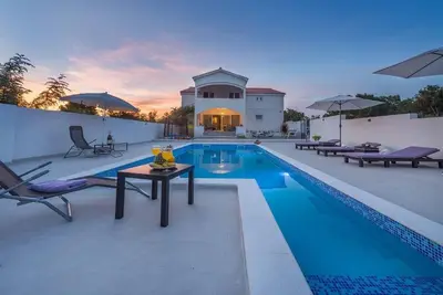 Image de Maison de vacances Lozovac pour 1 - 8 personnes avec 4 chambres Ă coucher - Maison de vacances