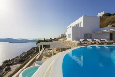 Image de Luxorious Villa on Prestigious Location, Spacious Pool Area, Jacuzzi, Close 2 Beach