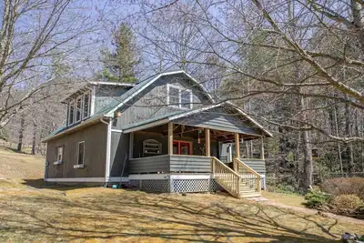 Image de Historic Farmhouse with 6 Acres of Fun