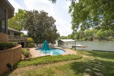 Image de Lakefront Retreat: Pool, Hot tub, Screened Porch & Privacy