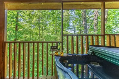 Image de Secluded Cozy Cabin with Heart Jacuzzi, Hot Tub & Fireplace! Pet Friendly!