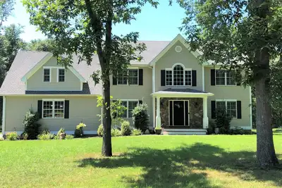 Image de Private Lakefront Home in Quiet Residential Area