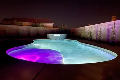 Swanky 3 bdrm, 2 bath Villa, sleeps 8, Level 2 Ev Charger, w/ Private Pool & Spa