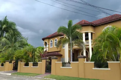 Image de Sunflower Escape Grande  ✔Ac ✔Wifi ✔Free beach ✔Car$ ✔Parking