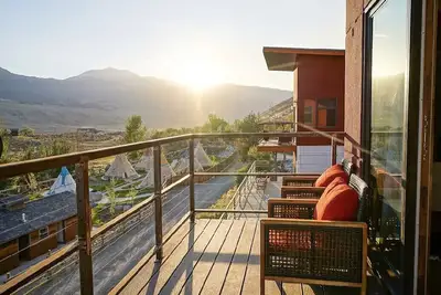 Image de Custom 4 Bedroom Suite at Yellowstone Park. Three Decks w/ stunning views & Bbq!