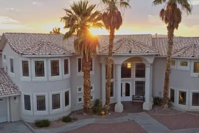 Image de Golf Mansion • 7br • 12 Beds • Luxe• 7 Golf Courses within 3 Miles