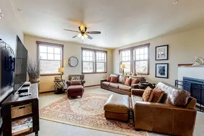 Image de Inviting Condo w\/ Free WiFi, a Gas Fireplace, Washer\/Dryer, & Mountain Views