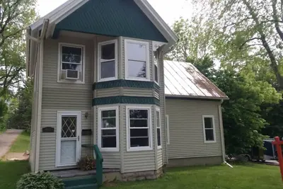 Image de Red Hawk Landing, cozy house in the heart of Ripon College Campus.