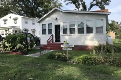 Image de Cottage on The Point! Bring your bikes & golf cart, and your pets!