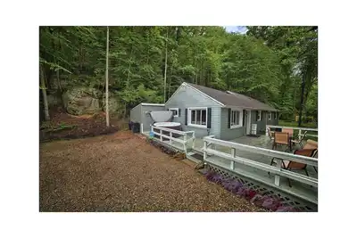 Image de Hocking Hills Cottage Nestled in Rock Formations
