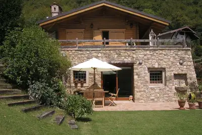 Image de Country cottage, stone cottage on garden with lake view, apartment.