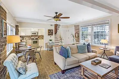 Image de Charming Historic Cottage One Block to Forsyth by Lucky Savannah