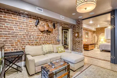 Image de Industrial-Chic, Garden-Level Apartment in an 1850s Historic District Mansion