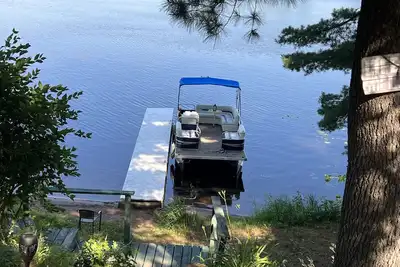 Image de Lake Front 3 Bedroom cabin with Free use of pontoon.