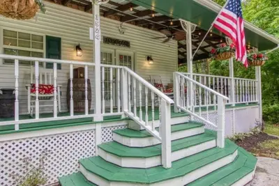 Image de Pet-friendly 3bd Farmhouse in Town! Hot Tub + Wifi