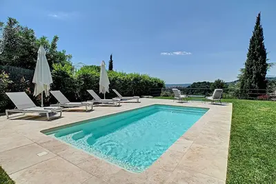 Image de Vue saint paul village, maison en pierre