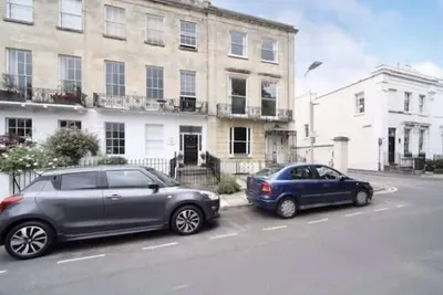 Image de New Listing - Chic Apt in Central Cheltenham Free Permit Parking