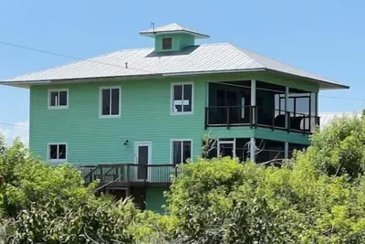 Image de Lost Key: Large gulf-view family-friendly home! Short walk to the beach!