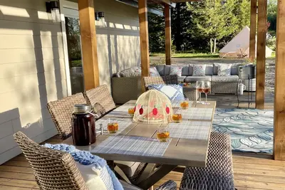 Image de Private Countryside Home & Seasonal Glamping Tents - Zebra Farm tour!