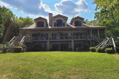 Image de Great for Families, beautiful waterfront, kayaks, firepit, pool table, & more!