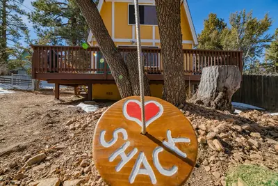 Image de The Love Shack - Cozy cabin in a such a great spot! Hot Tub, Bbq, Fenced Yard
