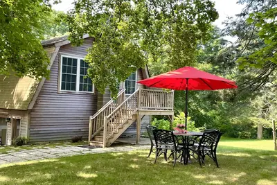 Image de Walk to Beach! Modern Carriage House - Near Town - Deck, Fire Pit & Grassy Lawn