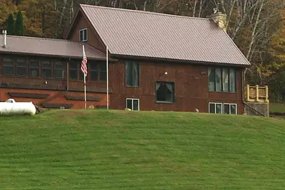 Image de This 3 story home is set on a hillside & includes all imaginable amenities.