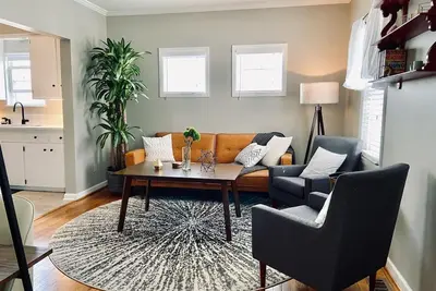 Image de Little Yellow House in Ferndale! Quiet, Cozy 3br
