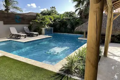 Image de Private Tropical Paradise with ensuite King bedrooms- walk to Palm Beach