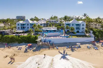 Image de Comfortable Villa With Full Kitchen - Walking Distance to Beach! by RedAwning
