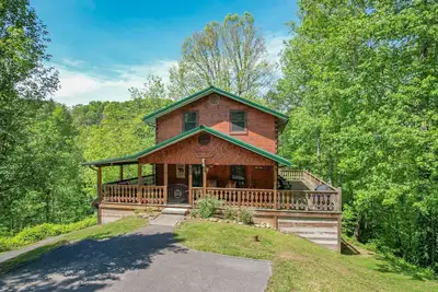 Image de Beautiful Amazing Setting, Fire Pit & Pool Table, Large Wrap Around Deck w/ Spa!