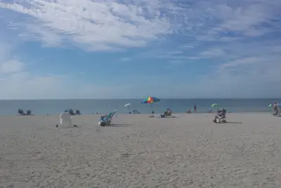 Image de La vie est une plage! Profitez de ce magnifique condo de 2 chambres à coucher 3 blocs à la plage