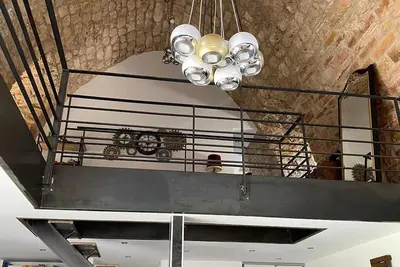 Image de Grande maison voûtée en pierre avec piscine